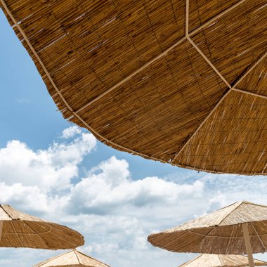 Güneşli plaj şemsiyesi