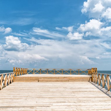 mavi deniz ile ahşap iskele