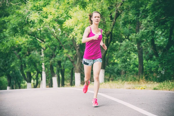 çalışan genç bir kadın