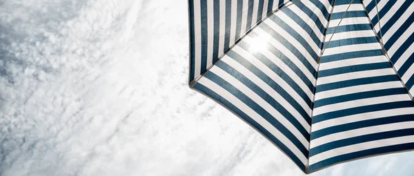 Пляжный зонтик в солнечный день — стоковое фото