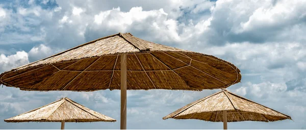 Parapluie de plage le jour ensoleillé — Photo