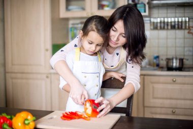 Anne ve Kızı Yemek Pişiriyor