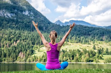 Gölde meditasyon kadın