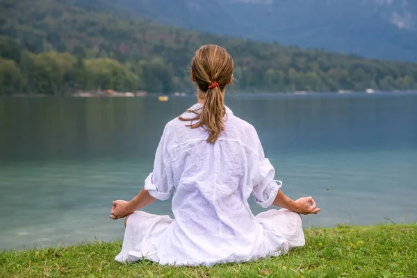 Mulher meditando no lago — Fotografia de Stock