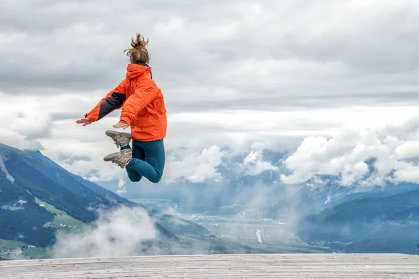 Jonge vrouw op de top van de berg — Stockfoto