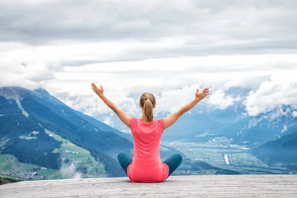 Fiatal nő meditálni a hegy tetején — Stock Fotó