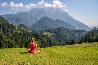 Kadın meditasyon dağlar
