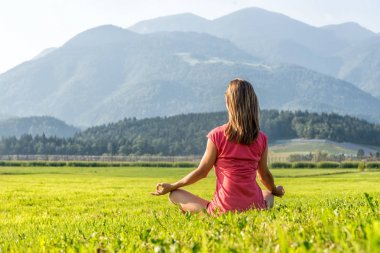 Kadın meditasyon dağlar