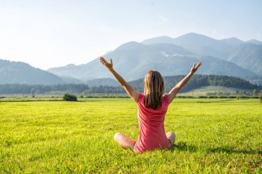 Kadın meditasyon dağlar