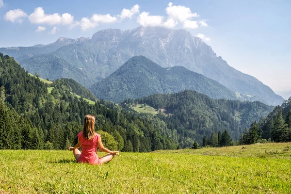 Kadın meditasyon dağlar
