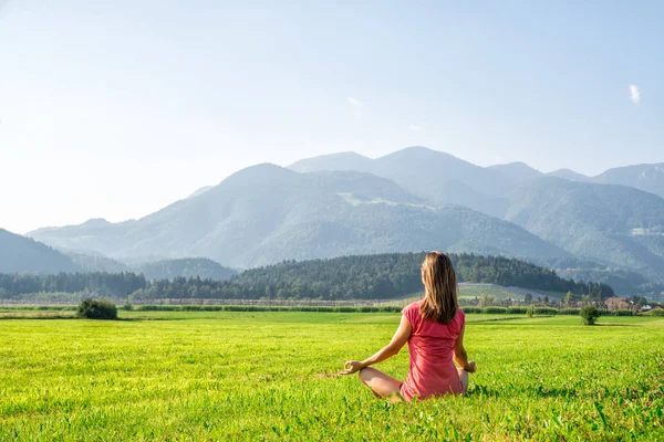 Kadın meditasyon dağlar — Stok fotoğraf