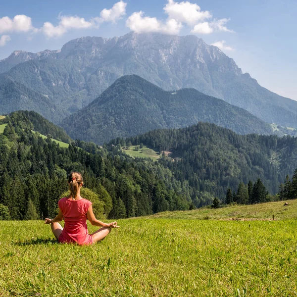 Mulher Meditar nas Montanhas — Fotografia de Stock