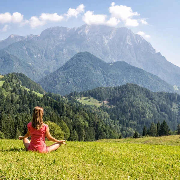 Meditare donna in montagna — Foto Stock