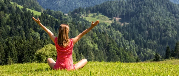 Kadın meditasyon dağlar — Stok fotoğraf