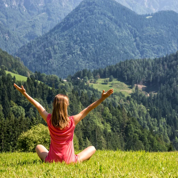 Kadın meditasyon dağlar — Stok fotoğraf