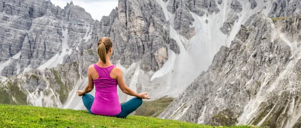 Giovane donna meditare in cima alla montagna — Foto Stock