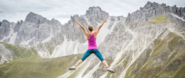 Genç bir kadın dağın zirvesinde — Stok fotoğraf