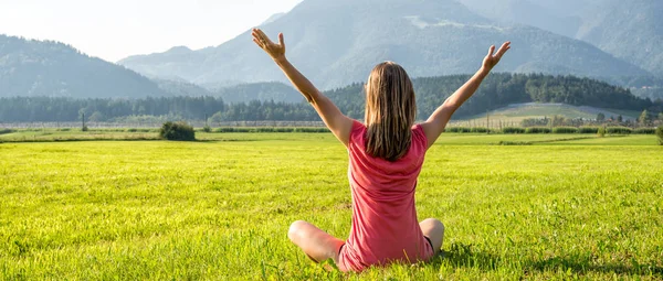 Nő meditálni a hegyek — Stock Fotó