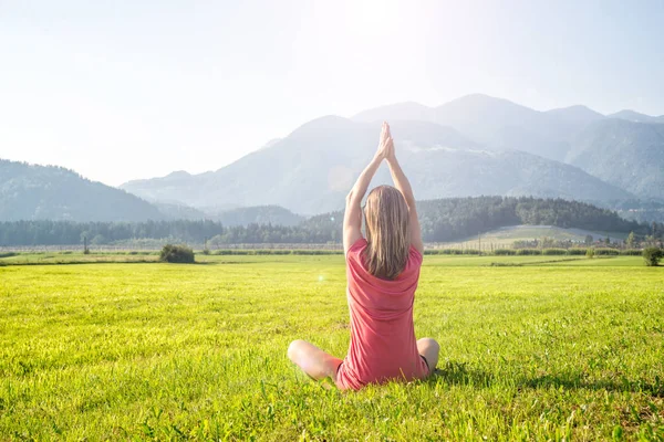 Woman Meditate at the Mountains — Stock Photo, Image