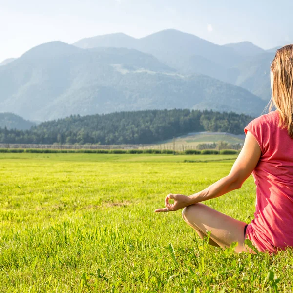 Kadın meditasyon dağlar — Stok fotoğraf