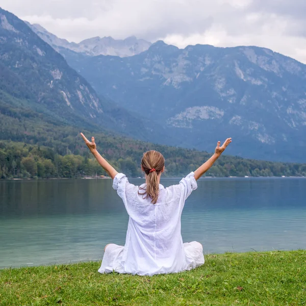 湖で瞑想の女性 — ストック写真