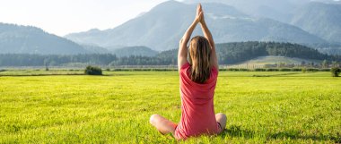 Kadın meditasyon dağlar
