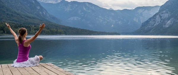 Frau meditiert am See — Stockfoto