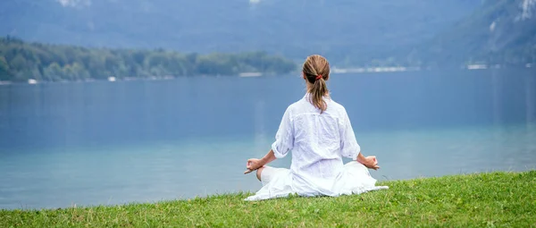 Gölde meditasyon kadın