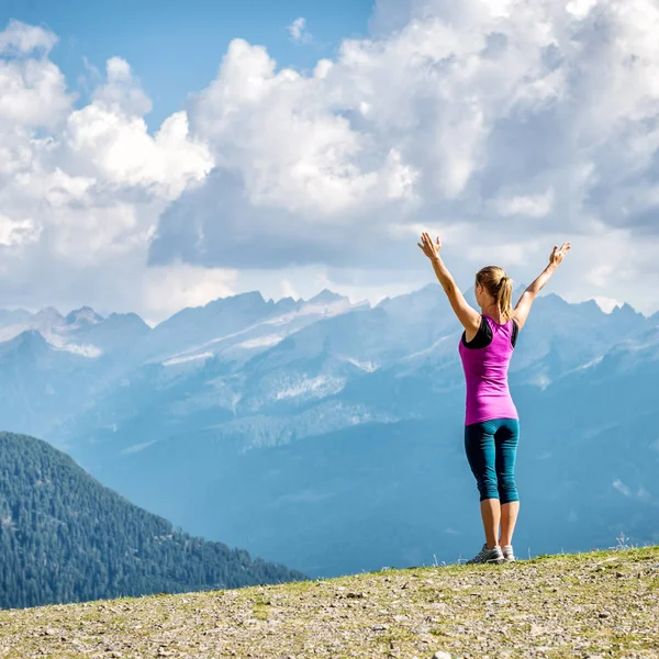 Junge Frau auf dem Gipfel des Berges — Stockfoto