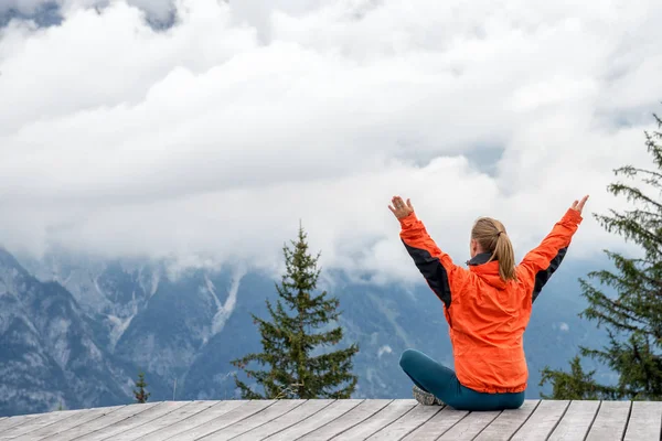 Молода жінка медитує на вершині гори — стокове фото
