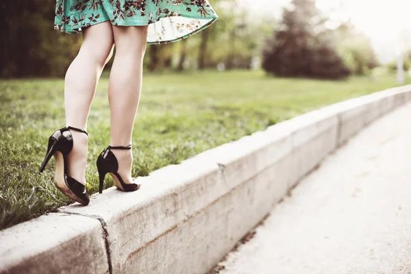 Kvinna ben och höga klackar — Stockfoto