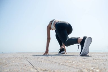 Genç güzel sportif kız çalıştırılmaya hazırlanıyor