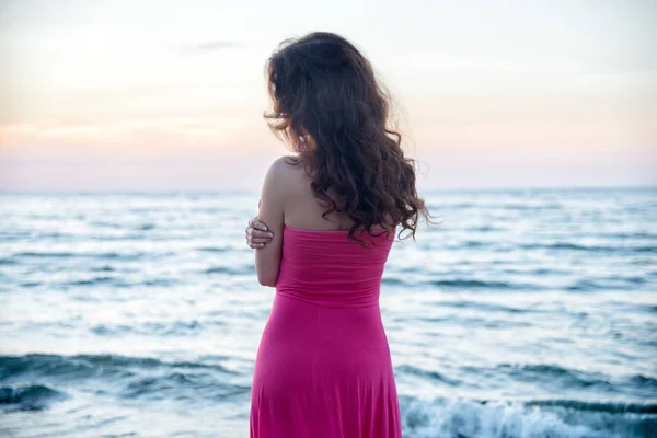 Frau steht auf dem Meer — Stockfoto