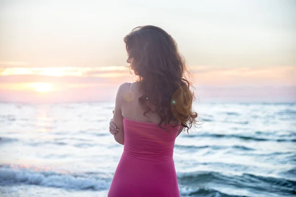 Frau steht auf dem Meer — Stockfoto