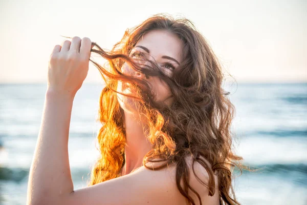 Retrato de moda de una chica en el mar —  Fotos de Stock