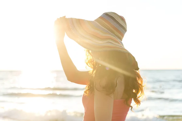 Retrato de moda de una chica en el mar — Foto de Stock