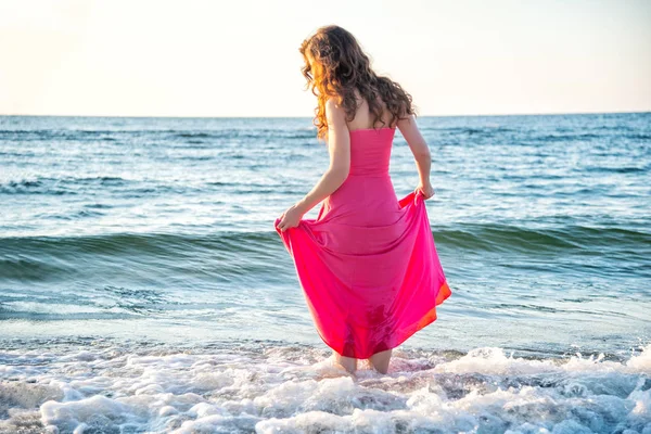 Frau steht auf dem Meer — Stockfoto