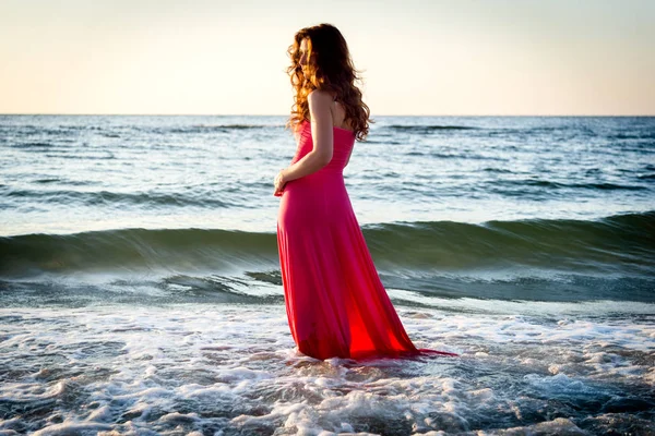 Vrouw stond aan de zee — Stockfoto