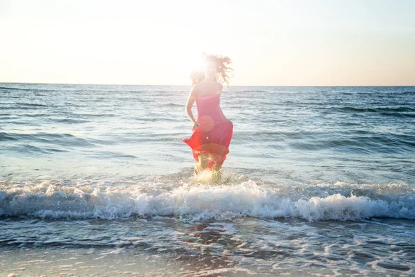 Mujer de pie en el mar — Foto de Stock