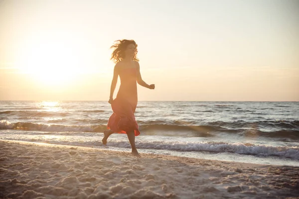 Frau läuft auf dem Meer — Stockfoto