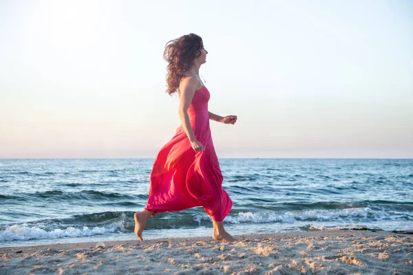 Mujer corriendo en el mar —  Fotos de Stock