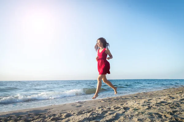 海の上走っている女性 — ストック写真