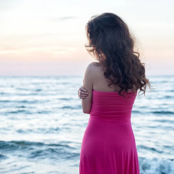 Mujer de pie en el mar — Foto de Stock