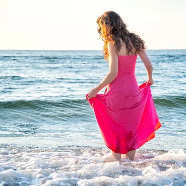 海の上に立っている女性 — ストック写真