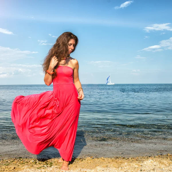 Mujer de pie en el mar —  Fotos de Stock