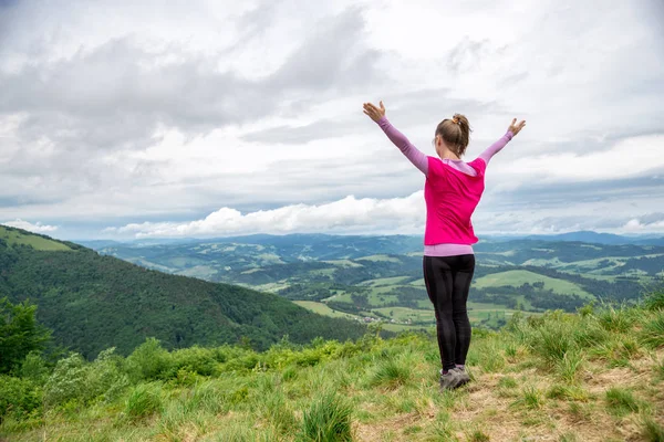 Young woman on the top of mountain — Stock Photo, Image