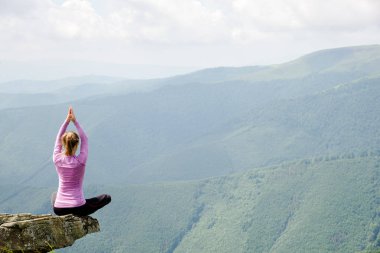 Dağ tepesinde genç kadın
