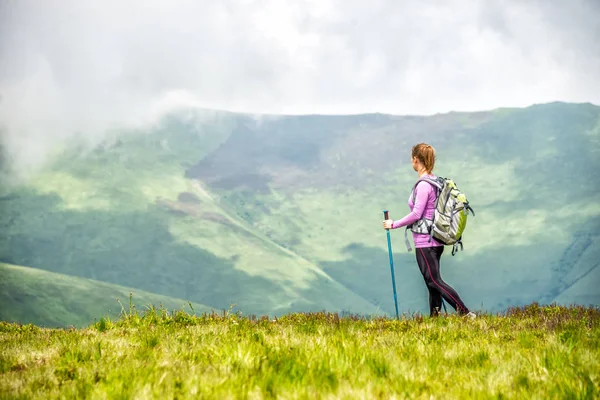 Young woman hiking in the mountains — Stock Photo, Image