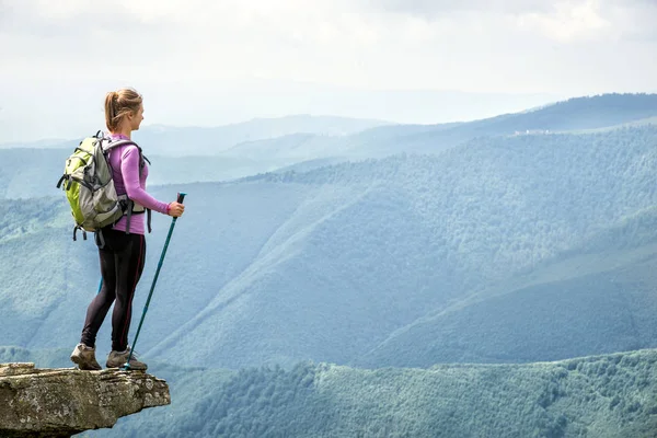 Jovem mulher caminhando nas montanhas — Fotografia de Stock