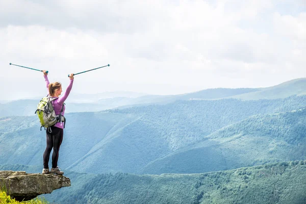 Jovem mulher caminhando nas montanhas — Fotografia de Stock